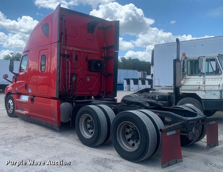 image for item LH9666 2018 Freightliner Cascadia 126  semi truck
