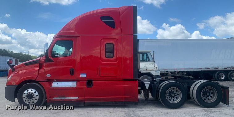 image for item LH9666 2018 Freightliner Cascadia 126  semi truck