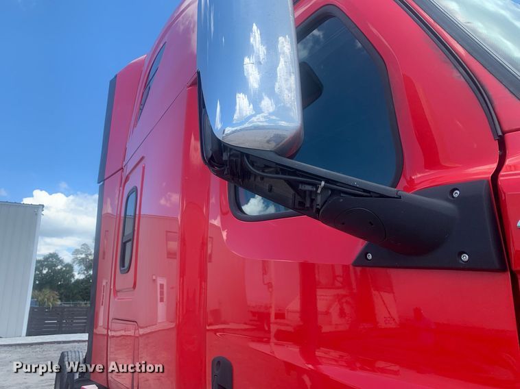 image for item LH9666 2018 Freightliner Cascadia 126  semi truck