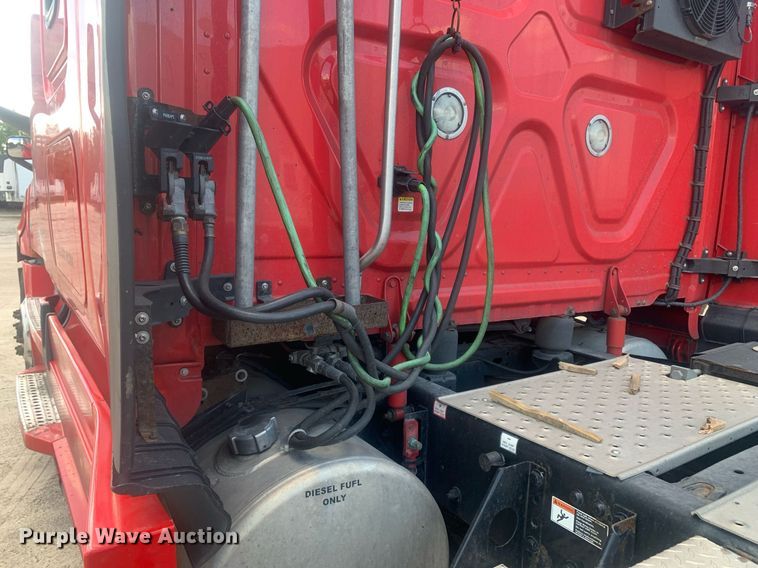 image for item LH9666 2018 Freightliner Cascadia 126  semi truck