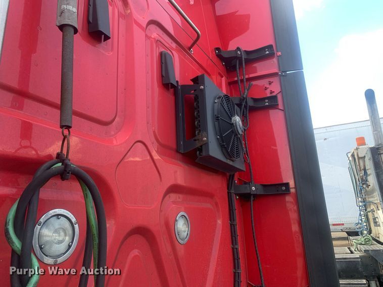 image for item LH9666 2018 Freightliner Cascadia 126  semi truck