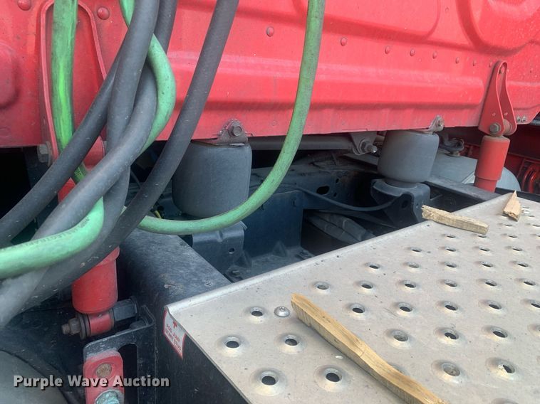 image for item LH9666 2018 Freightliner Cascadia 126  semi truck