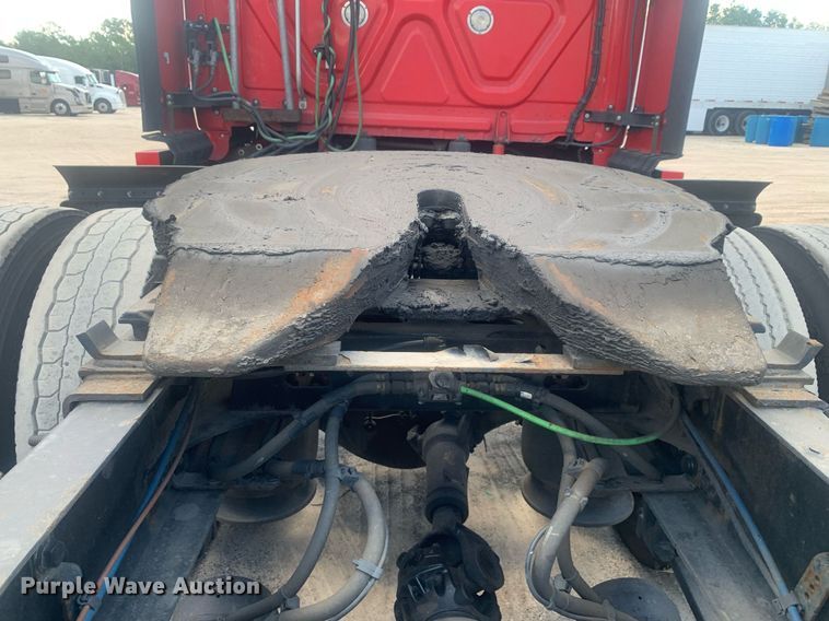 image for item LH9666 2018 Freightliner Cascadia 126  semi truck