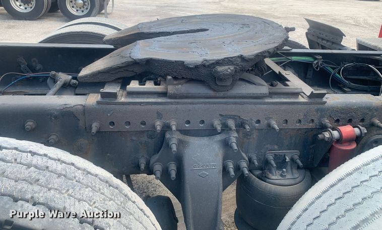 image for item LH9666 2018 Freightliner Cascadia 126  semi truck