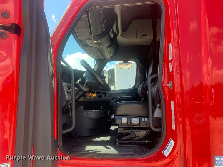 image for item LH9666 2018 Freightliner Cascadia 126  semi truck