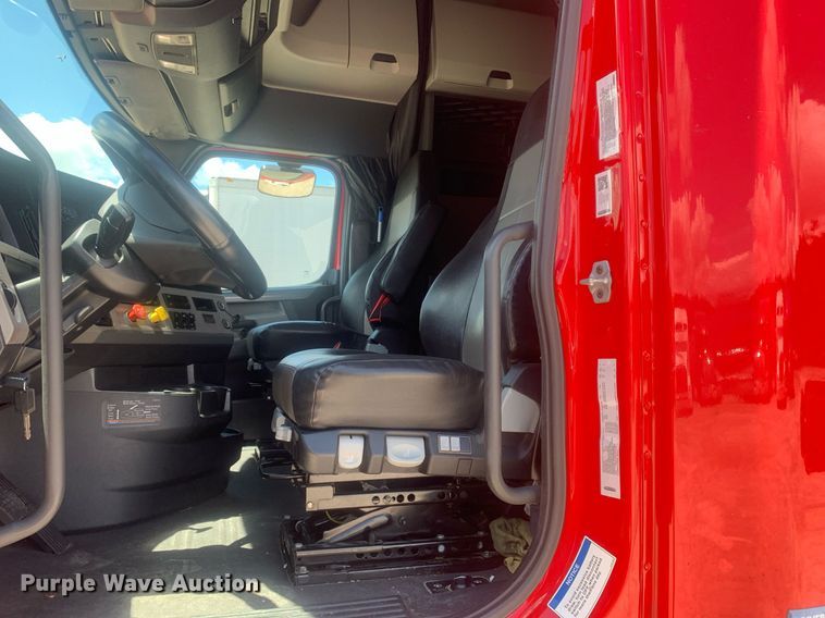 image for item LH9666 2018 Freightliner Cascadia 126  semi truck