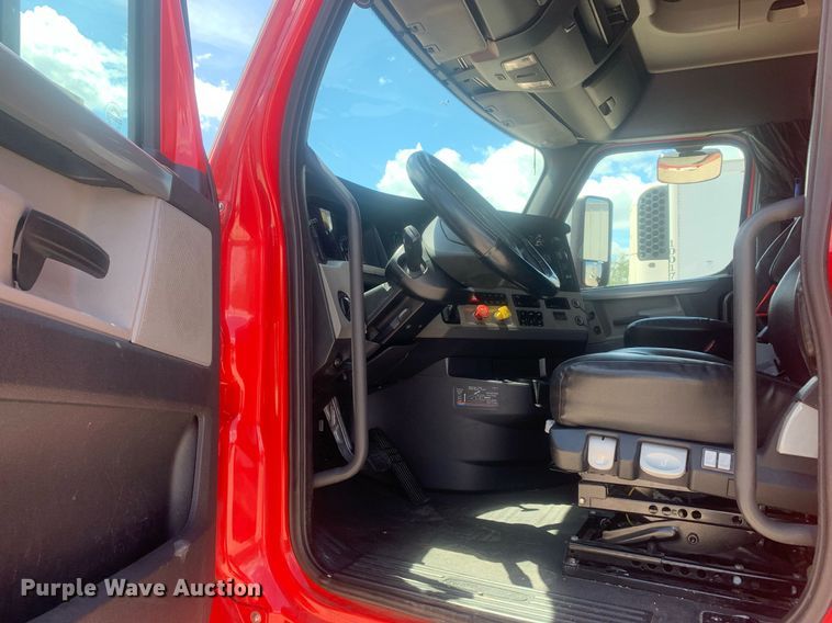 image for item LH9666 2018 Freightliner Cascadia 126  semi truck