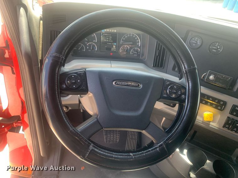 image for item LH9666 2018 Freightliner Cascadia 126  semi truck