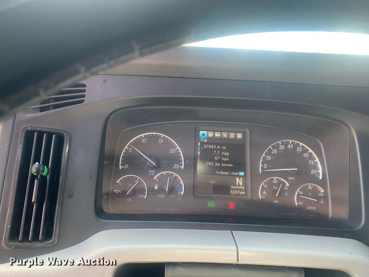 image for item LH9666 2018 Freightliner Cascadia 126  semi truck