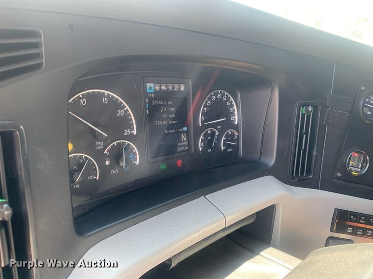 image for item LH9666 2018 Freightliner Cascadia 126  semi truck