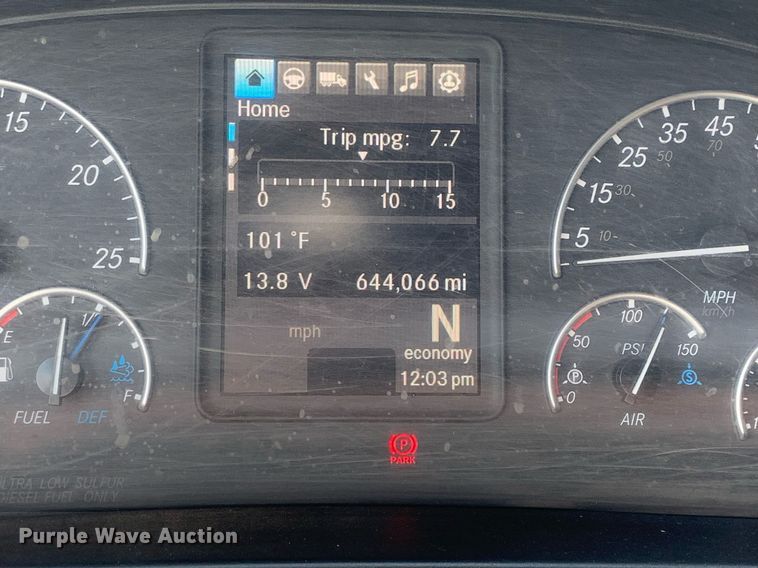 image for item LH9666 2018 Freightliner Cascadia 126  semi truck