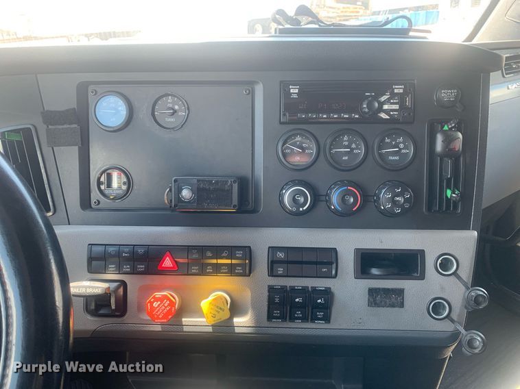 image for item LH9666 2018 Freightliner Cascadia 126  semi truck