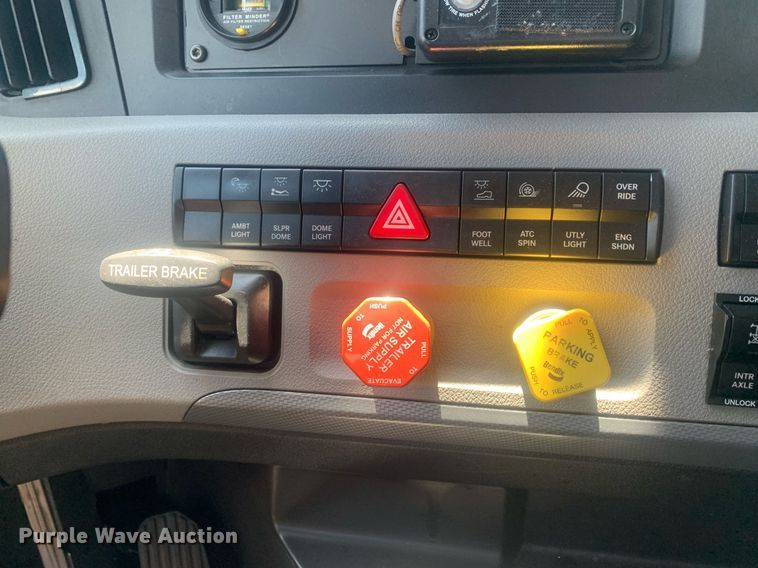 image for item LH9666 2018 Freightliner Cascadia 126  semi truck