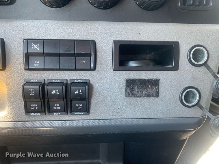 image for item LH9666 2018 Freightliner Cascadia 126  semi truck