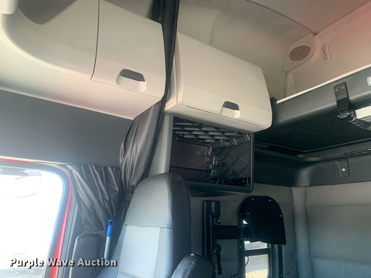 image for item LH9666 2018 Freightliner Cascadia 126  semi truck