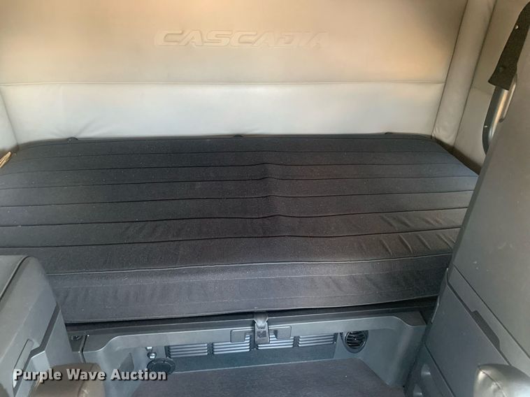 image for item LH9666 2018 Freightliner Cascadia 126  semi truck