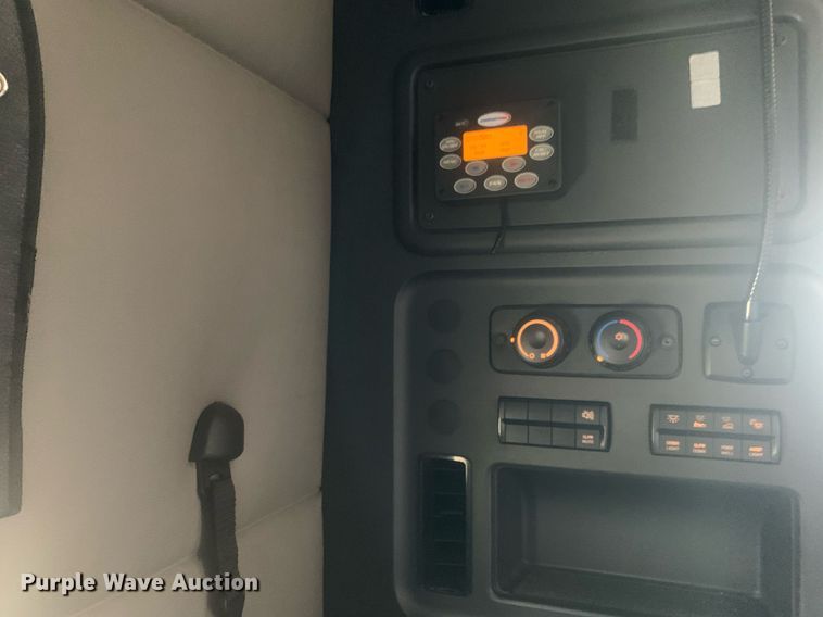 image for item LH9666 2018 Freightliner Cascadia 126  semi truck