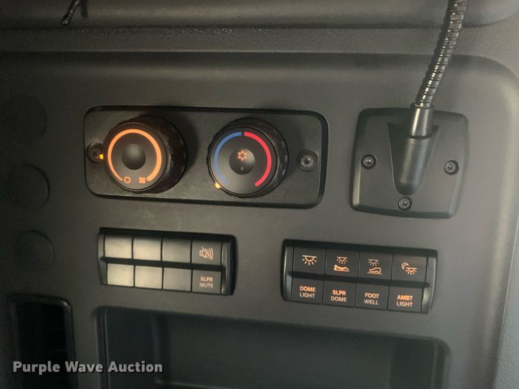 image for item LH9666 2018 Freightliner Cascadia 126  semi truck