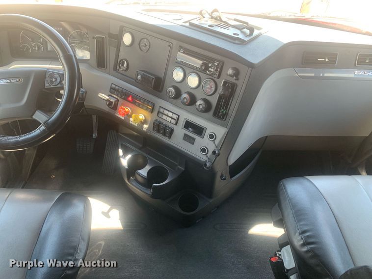 image for item LH9666 2018 Freightliner Cascadia 126  semi truck