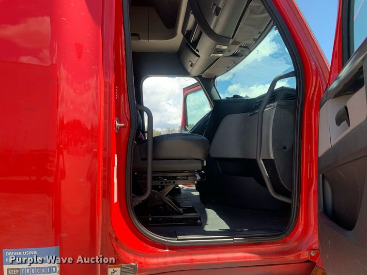 image for item LH9666 2018 Freightliner Cascadia 126  semi truck