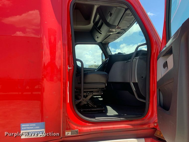 image for item LH9666 2018 Freightliner Cascadia 126  semi truck