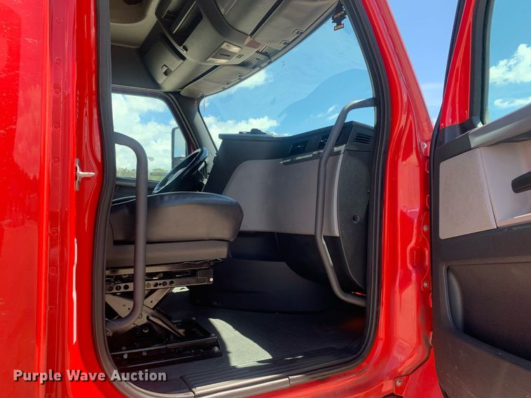 image for item LH9666 2018 Freightliner Cascadia 126  semi truck