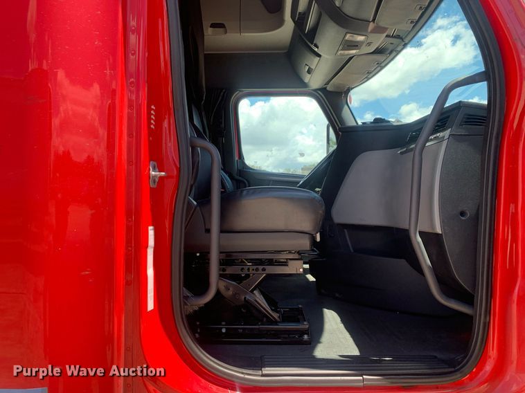 image for item LH9666 2018 Freightliner Cascadia 126  semi truck