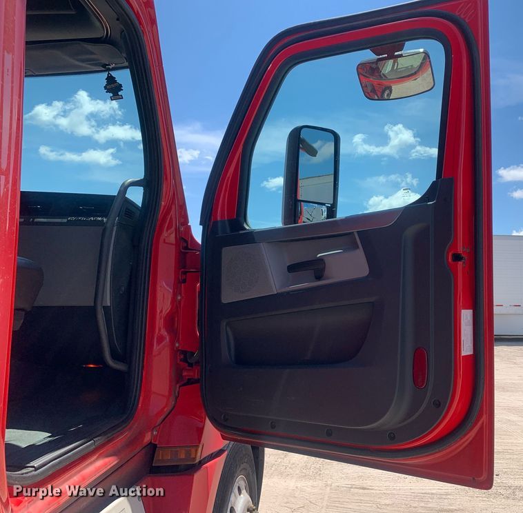 image for item LH9666 2018 Freightliner Cascadia 126  semi truck