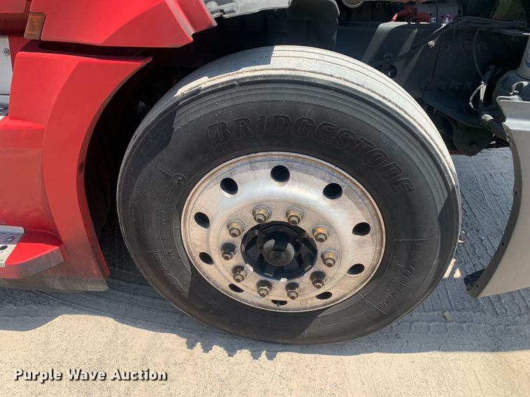 image for item LH9666 2018 Freightliner Cascadia 126  semi truck