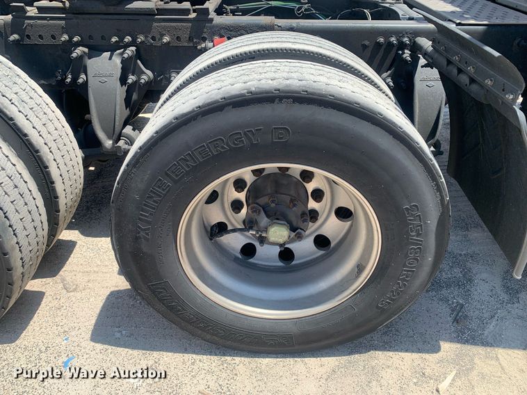 image for item LH9666 2018 Freightliner Cascadia 126  semi truck