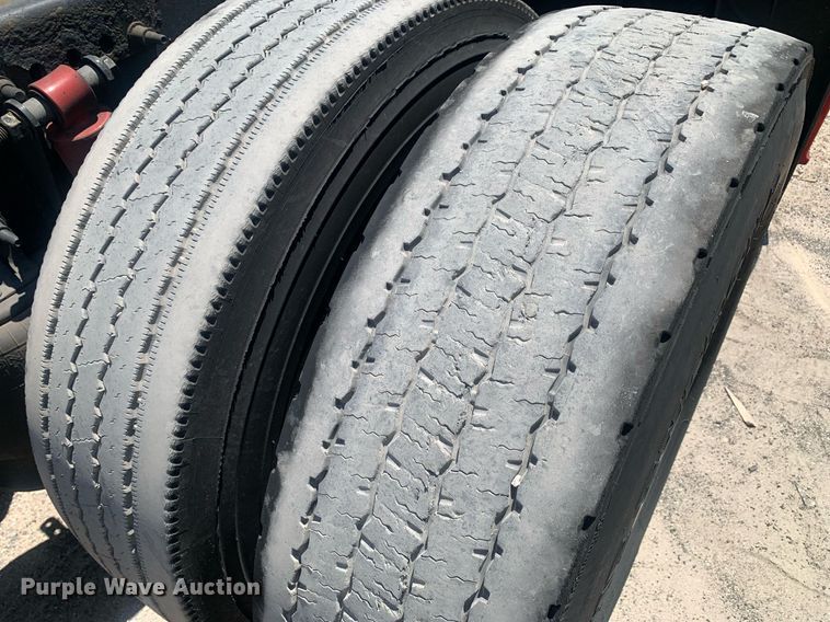 image for item LH9666 2018 Freightliner Cascadia 126  semi truck