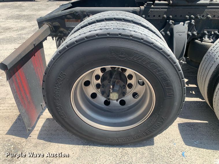 image for item LH9666 2018 Freightliner Cascadia 126  semi truck