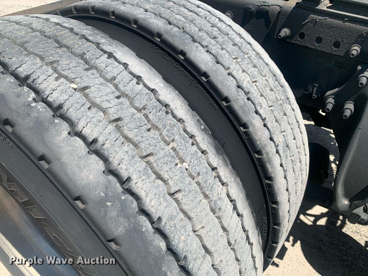 image for item LH9666 2018 Freightliner Cascadia 126  semi truck