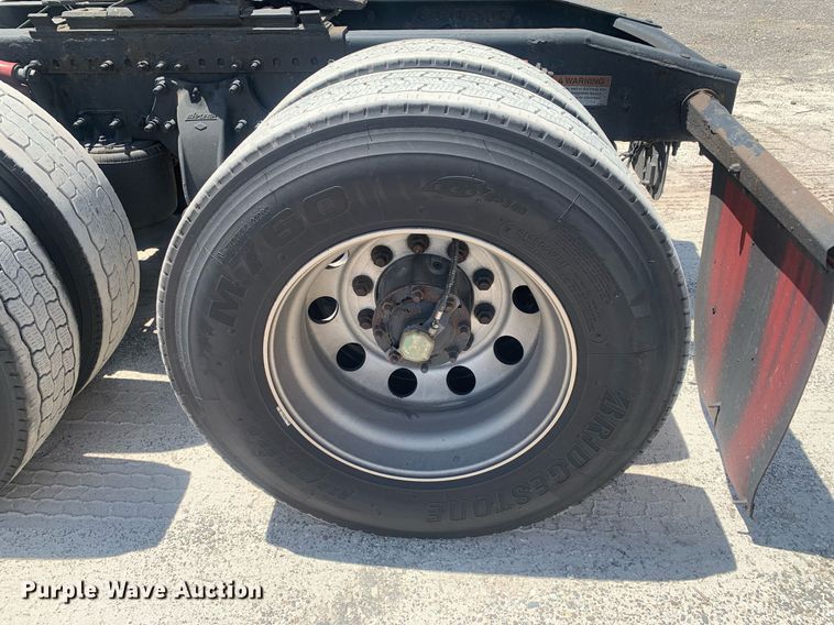 image for item LH9666 2018 Freightliner Cascadia 126  semi truck