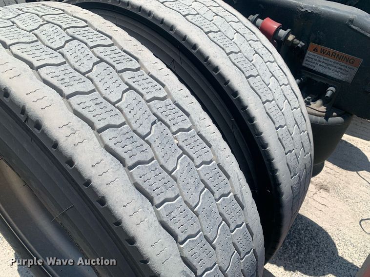 image for item LH9666 2018 Freightliner Cascadia 126  semi truck