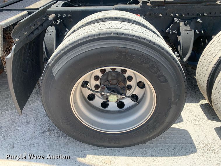 image for item LH9666 2018 Freightliner Cascadia 126  semi truck