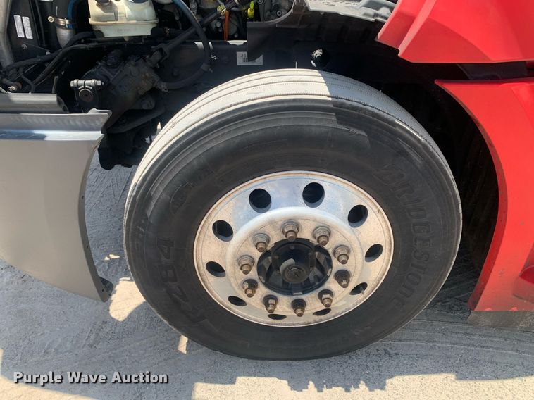 image for item LH9666 2018 Freightliner Cascadia 126  semi truck