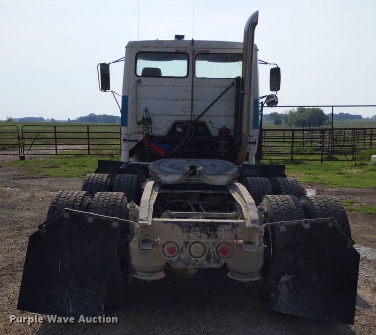 image for item LL9225 1991 Freightliner FLC  semi truck