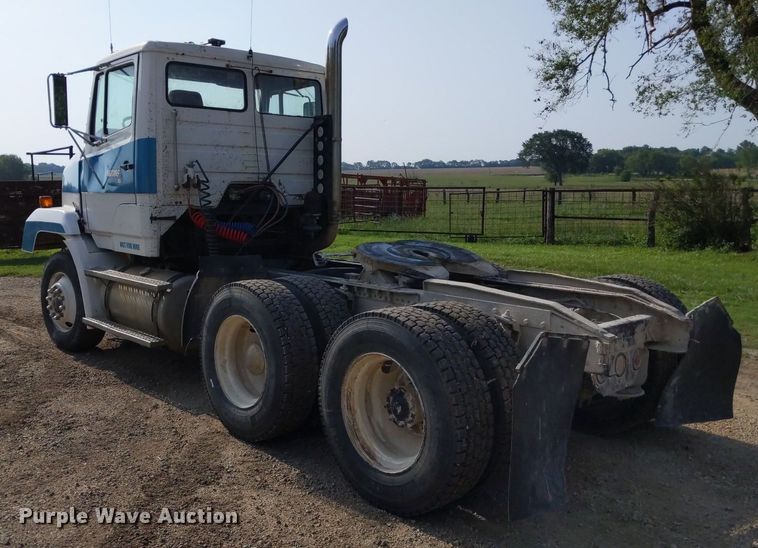 image for item LL9225 1991 Freightliner FLC  semi truck