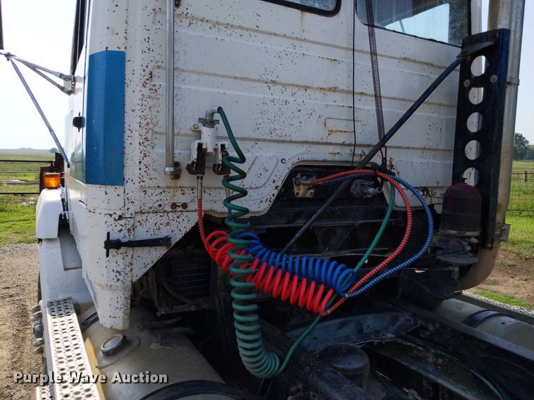 image for item LL9225 1991 Freightliner FLC  semi truck