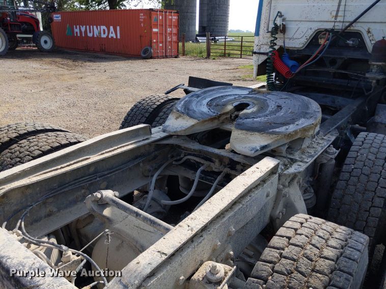 image for item LL9225 1991 Freightliner FLC  semi truck