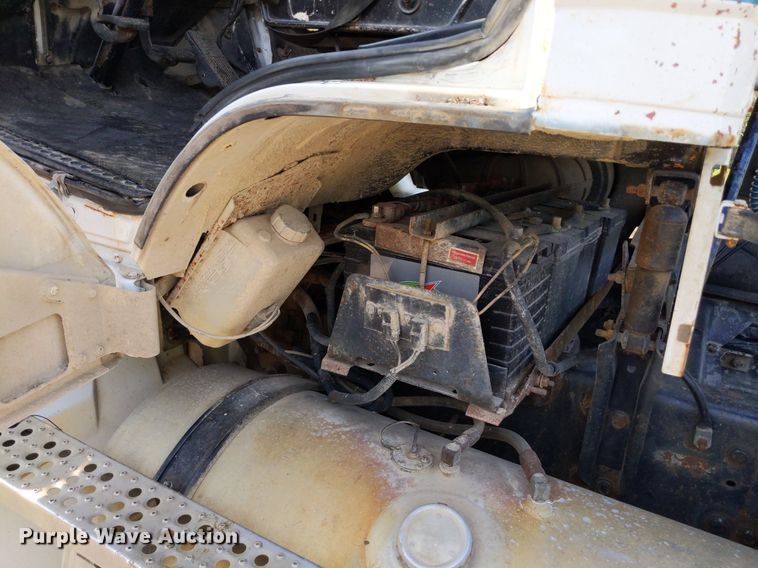 image for item LL9225 1991 Freightliner FLC  semi truck