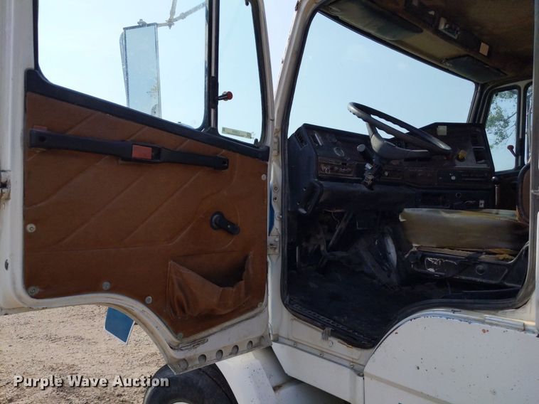 image for item LL9225 1991 Freightliner FLC  semi truck