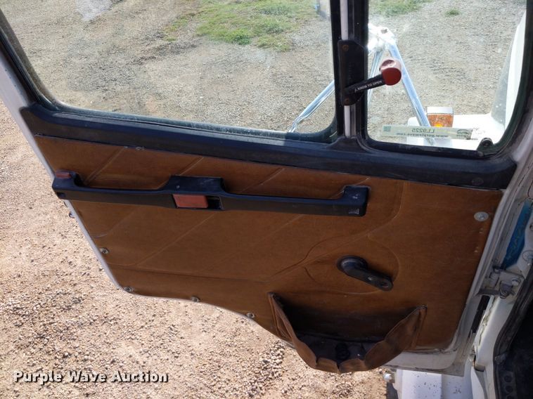 image for item LL9225 1991 Freightliner FLC  semi truck