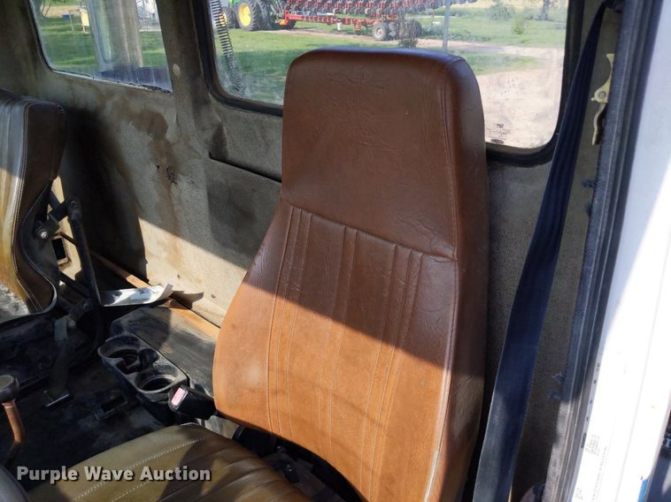 image for item LL9225 1991 Freightliner FLC  semi truck