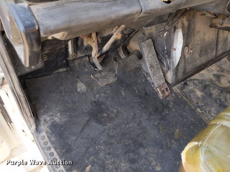 image for item LL9225 1991 Freightliner FLC  semi truck