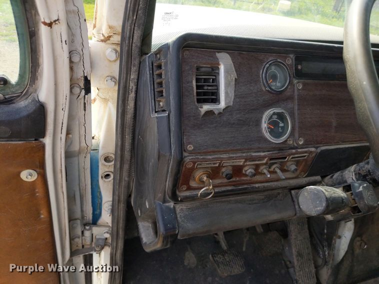 image for item LL9225 1991 Freightliner FLC  semi truck