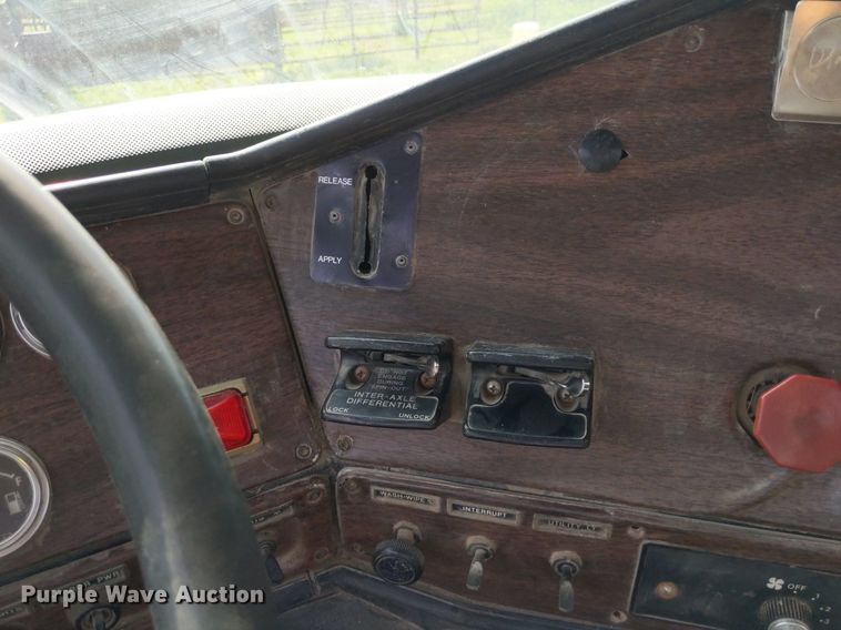 image for item LL9225 1991 Freightliner FLC  semi truck