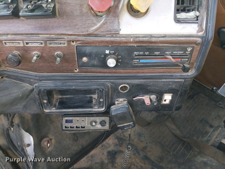 image for item LL9225 1991 Freightliner FLC  semi truck