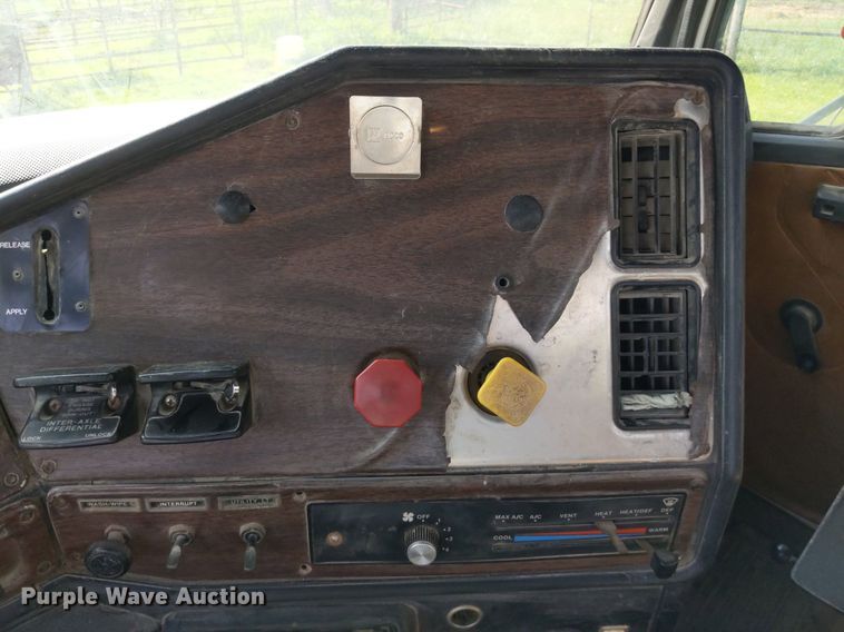 image for item LL9225 1991 Freightliner FLC  semi truck